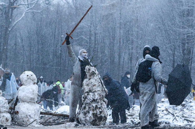 Ein Demonstrant zieht ein Schwert im Schnee