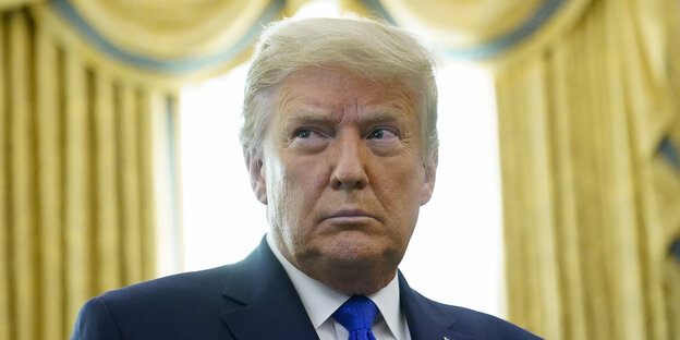 Donald Trump schaut grimmig. Er ist äußerst orange.