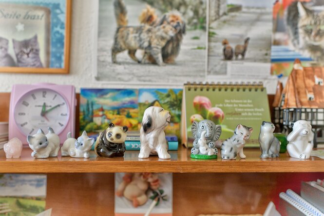 Tonfiguren, hauptsächlich Katzen in Frau Geikes Wohnung