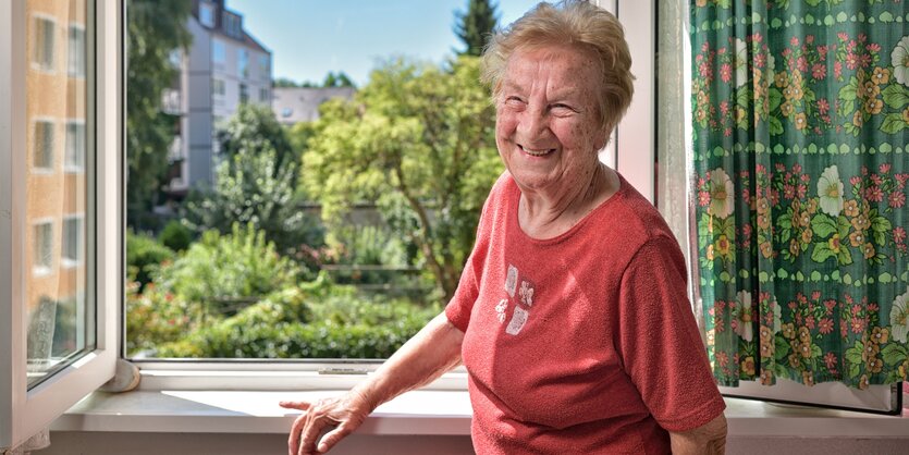 Frau Geike am Fenster ihrer Wohnung