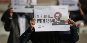 Plakate mit Protest gegn Assad