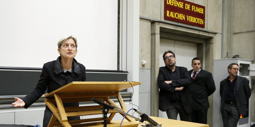 Judith Butler doziert im Hörsaal