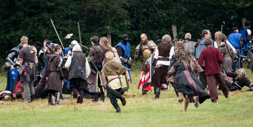 Wie aus einem Ritter-Spielfilm: Teilnehmer des Fantasie-Live-Rollenspiels "ConQuest of Mythodea" kämpfen auf dem fiktiven Schlachtfeld in Niedersachsen