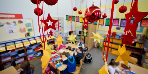 weihnachtsdekoration hängt im Klassenzimmer einer Grundschule