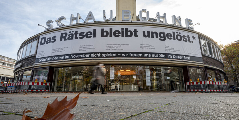 Die Fassade des Theaters, über dem Haus steht Schaubühne, am Banner darunter, "Das Rätsel bleibt ungelöst" und kleiner der Hinweis, dass das Haus im November geschlossen bleibt