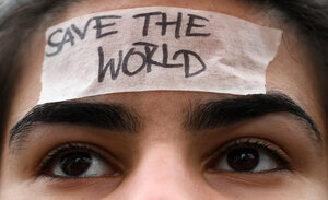 Eine Schülerin trägt während der Demo «Fridays for Future» ein Band mit der Aufschrift «Save the World» auf ihrer Stirn.