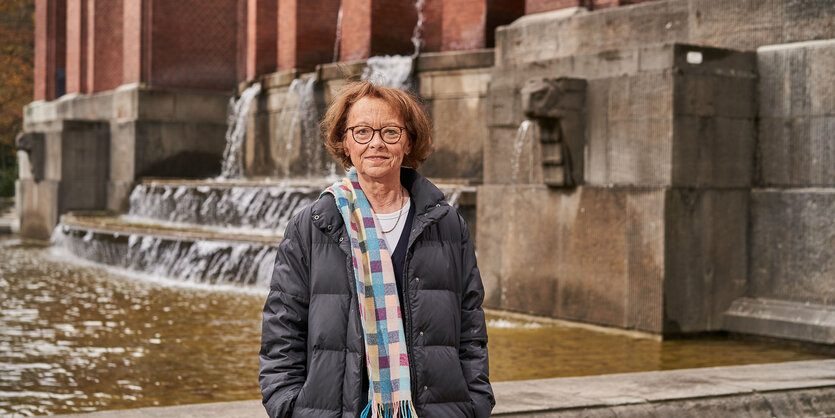 Aline Zieher vom Winternotprogramm steht vor dem Hamburger Planetarium.