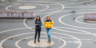 Kathrin Hajji und Fabienne Pastoor auf ihrem Schulhof