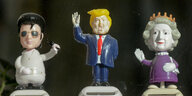 Wackelkopf-Figuren von Donald Trump, Elvis und der Queen.