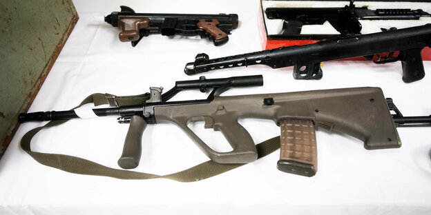Beschlagnahmte Waffen werden im Rahmen einer Pressekonferenz der Landespolizeidirektion Wien gezeig