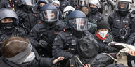 PolizistInnen in Frankfurt drücken GegendemonstrantInnen zurück