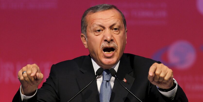 Der türkische Präsident Erdogan an einem Rednerpult