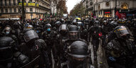 Masse an schwarz uniformierten Polizeikräften in den Straßen von Paris.
