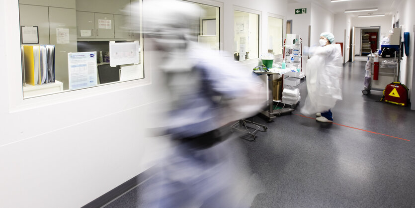 Intensivstation in der Universitätsklinik Kiel, Schlweswig-Holstein, ein Pfleger eilt durch den Gang