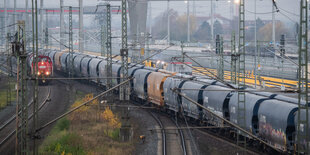 eine langer Güterzug passiert den Güterbahnhof Lehrte