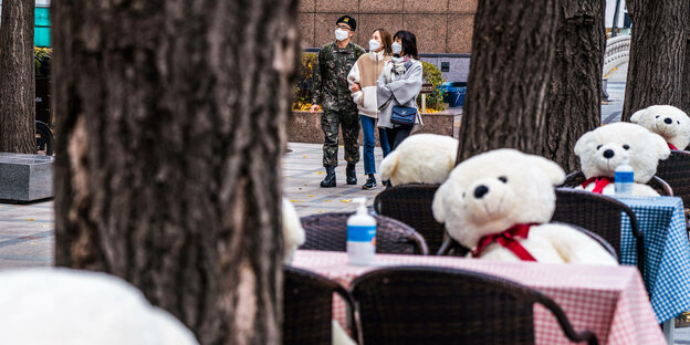 Aktion für social distancing in einem Restaurant in Seoul mit Teddybären auf Stühlen