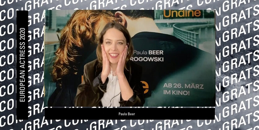 Paula Beer freut sich hinter ihrem Videofenster über den EFA-Preis als beste Schauspielerin.