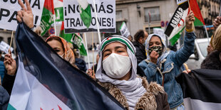 Sahauris mit Transparenten und Gesichtsmasken