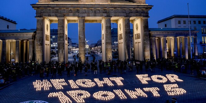 Kerzen vor dem Brandenburger Tor