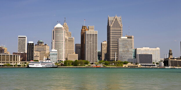 Die Skyline von Detroit vor dem Detroit River