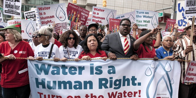 Menschen demonstrieren in Detroit für Wasser.