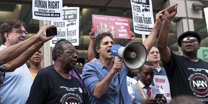 Marc Ruffalo und andere Demonstranten in Detroit