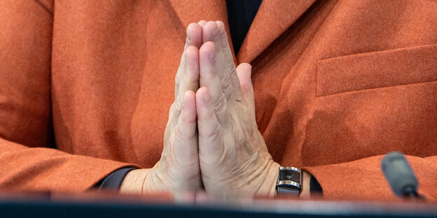 Angela Merkels Hände, wie zum Gebet aufeinandergelegt