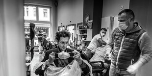 Steve Morell, Musiker, Geschäftsmann, Punker, beim Haircut in der Oranienstrasse