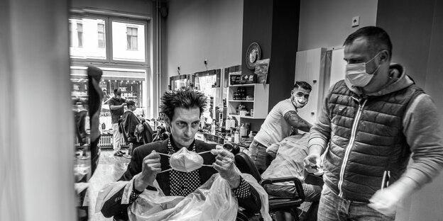 Steve Morell, Musiker, Geschäftsmann, Punker, beim Haircut in der Oranienstrasse