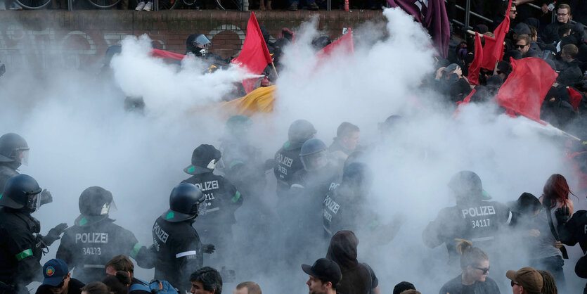 In Rauch gehüllter Polizeieinsatz bei der G20-Demonstration "Welcome to hell".