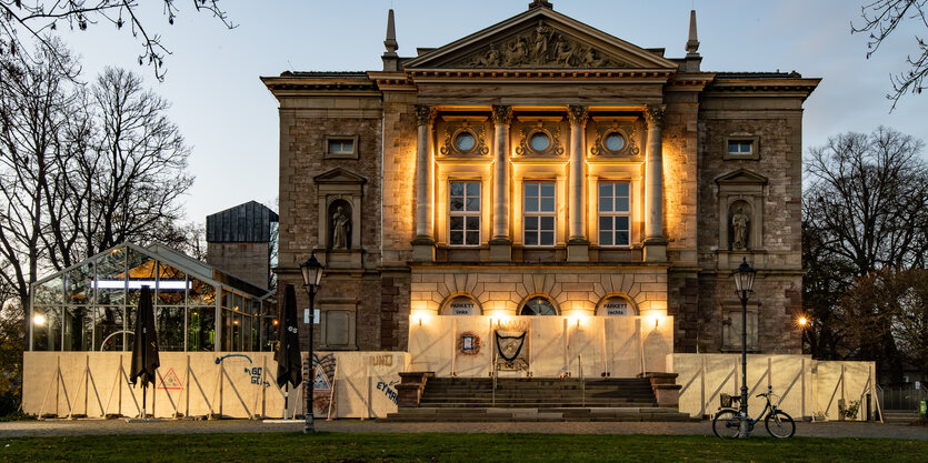 Mit Holzbrettern sind die Zugänge am Haupteingang zum Deutschen Theater in Göttingen zugestellt.