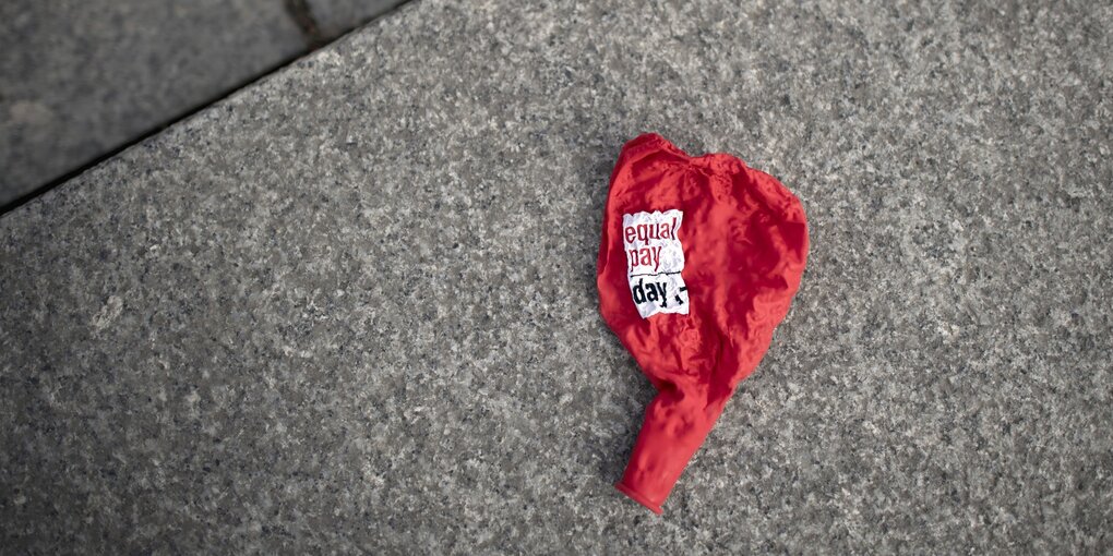 Ein erschlaffter Luftballon mit der Aufschrift "equal pay day"