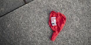 Ein erschlaffter Luftballon mit der Aufschrift "equal pay day"