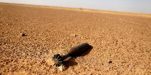 Eine Mörsergranate liegt in der Wüste Sahara