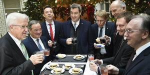 Aufnahme von 2019: Söder, Laschet und andere Ministerpräsidenten stehen eng zusammen und trinken Glühwein
