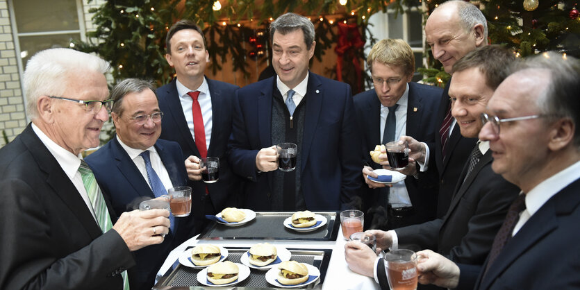 Aufnahme von 2019: Söder, Laschet und andere Ministerpräsidenten stehen eng zusammen und trinken Glühwein