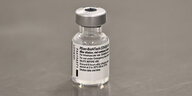 Ein Fläschchen mit dem Impfserum gegen Covid-19 von BionTech und Pfizer