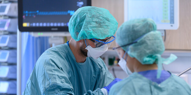 Medizinisches Personal mit Maske bei einer Behandlung
