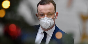 Jens Spahn mit einer weißen Maske