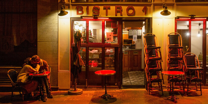 Ein Liebespaar in Paris vor einem Bistro