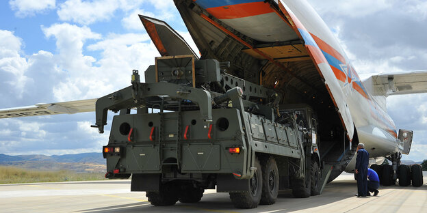Teile des Raketenabwehrsystems S-400 aus Russland werden auf Luftwaffenstützpunkt Mürted entladen