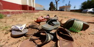 Zurückgelassene Schuhe der entführten Schüler