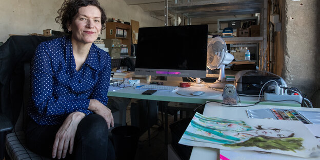 Die grafikerin Anusch Thielbeer sitzt an ihrem Arbeitsplatz