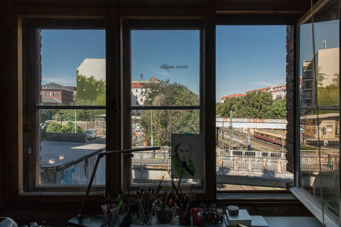 Blick aus dem Atelierfenster auf die S-Bahn