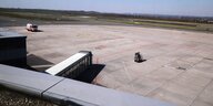 Das leere Rollfeld auf dem Flughafen