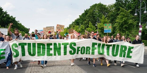 Demonstration von Studenten gegen den Klimawandel am 24. Mai 2019 in Berlin - sie halten ein großes banner auf dem "Students for future steht"