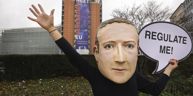 Demonstrant mit CEO Mark Zuckerberg vorm gebäude der EU-Kommission am Dienstag in Brüssel