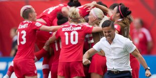 Kanadas Trainer John Herdman jubelt vor seinen Spielerinnen