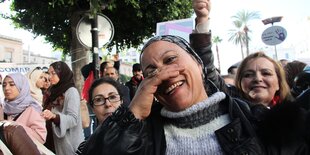 Tunesierinnen von EnaZeda bei einer Demonstration in Tunis