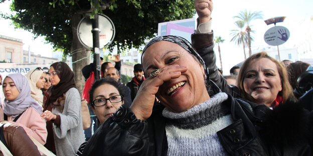 Tunesierinnen von EnaZeda bei einer Demonstration in Tunis